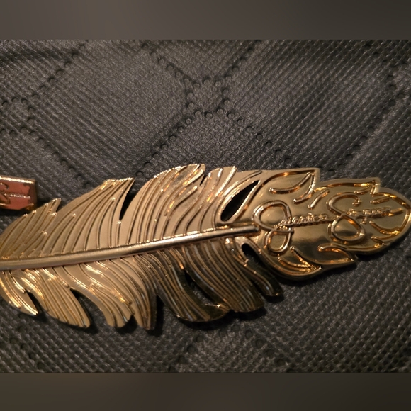 Jessica Simpson Gold Feather Keychain - Picture 3 of 3